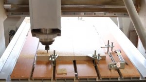 Изготовление круглого низкого столика с ротанговой полкой мастером Ишитани