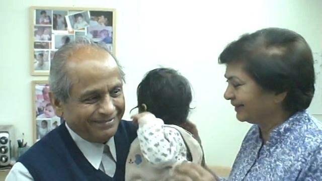 Ariana's first meeting with Babaji and Dadi смотреть онлайн