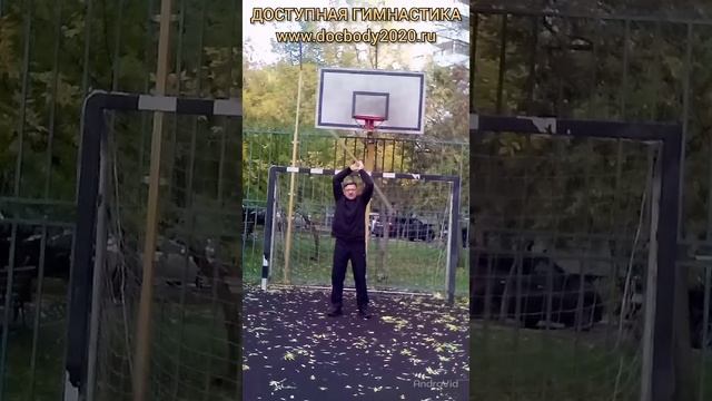 Упражнения с деревянным шестом на игровой площадке (5)