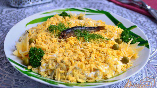 Салат с сыром, горошком и шпротами
