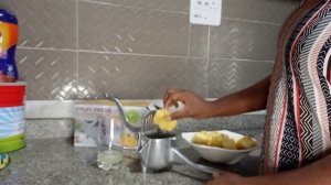 HOW TO EXTRACT JUICE USING MANUAL JUICE EXTRACTOR