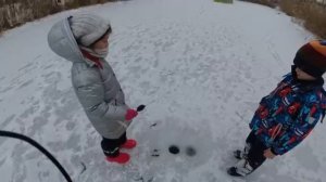 СЫН - РЫБАК! Взял сына на зимнюю рыбалку