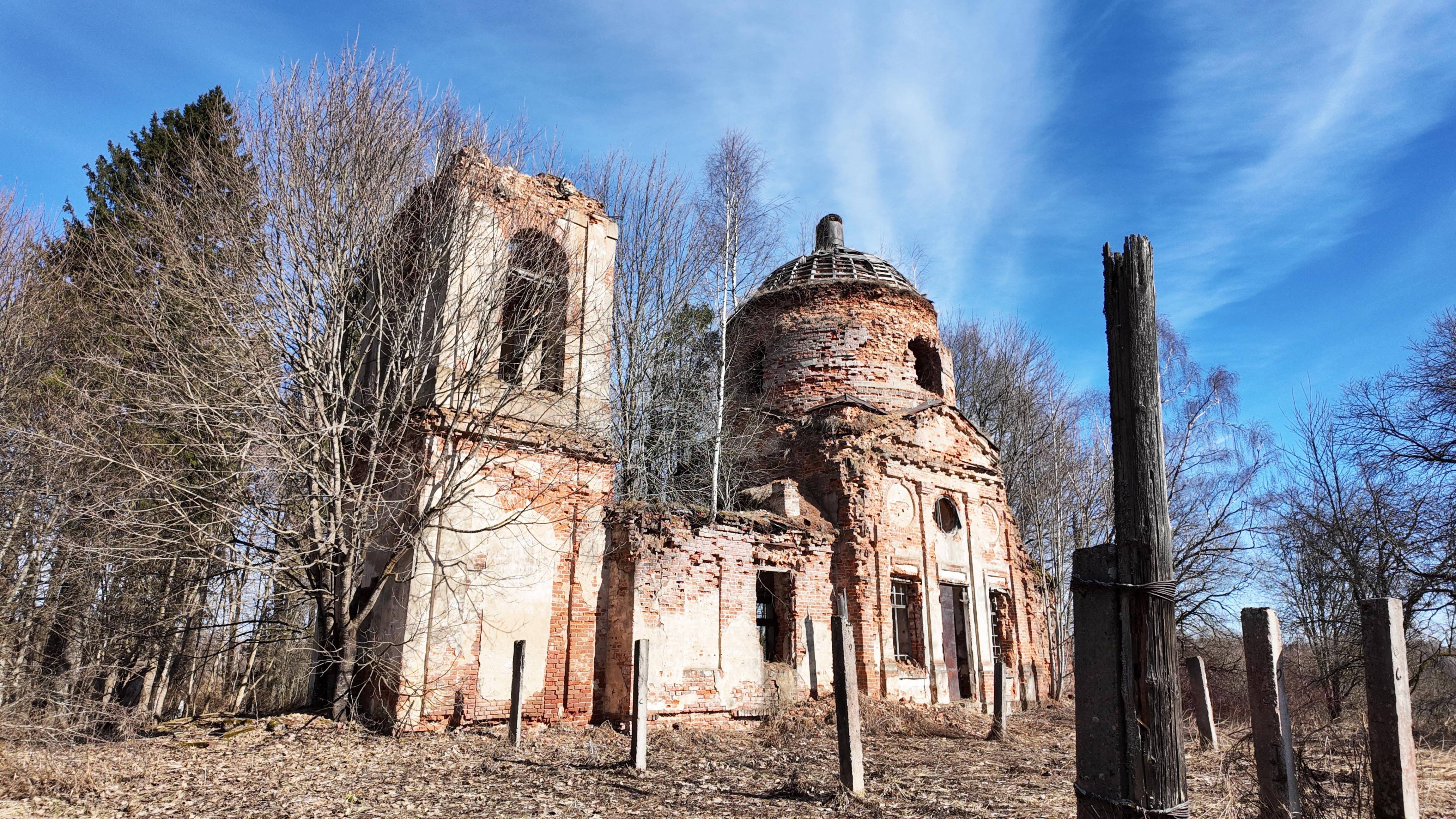 Путь в покинутую деревню Басино к старой церкви. Духовщинский район.