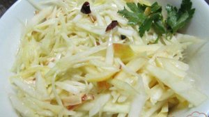 Капустный салат с копченым сыром и яблоком