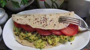 Яичница болтунья с луком и кабачком на лепешке