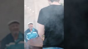 Дед Толя и внук на шашликах🍖