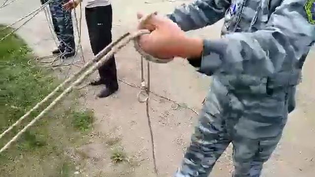 Закрепление спасательной верёвки за конструкцию 3-м способом смотреть онлайн