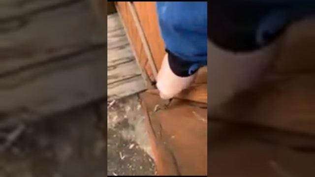 Как открыть крючок за забором от двери.