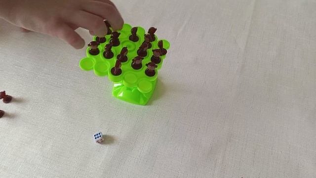 Играем в игру на баланс. Этап второй, снимаем обезьянок с платформы.