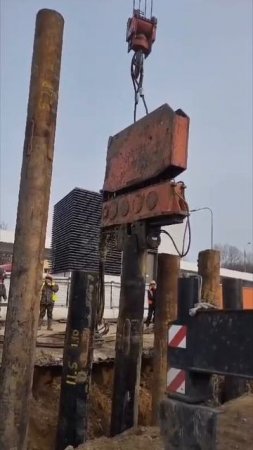 Устройство шпунтового ограждения котлована. Аренда спецтехники тел. +7 (985) 185-77-77.