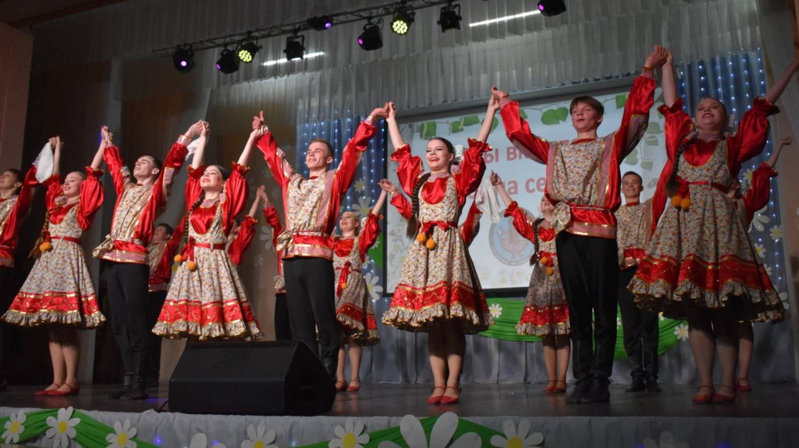 Русские-народные танцы от Образцового ансамбля танца "Зоренька"