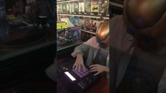 Finger Drumming Sunday - “Sexy Scat” a Go Crazy Remix смотреть онлайн