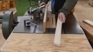 Мастер ишитани делает небольшую полочку из натурального дерева