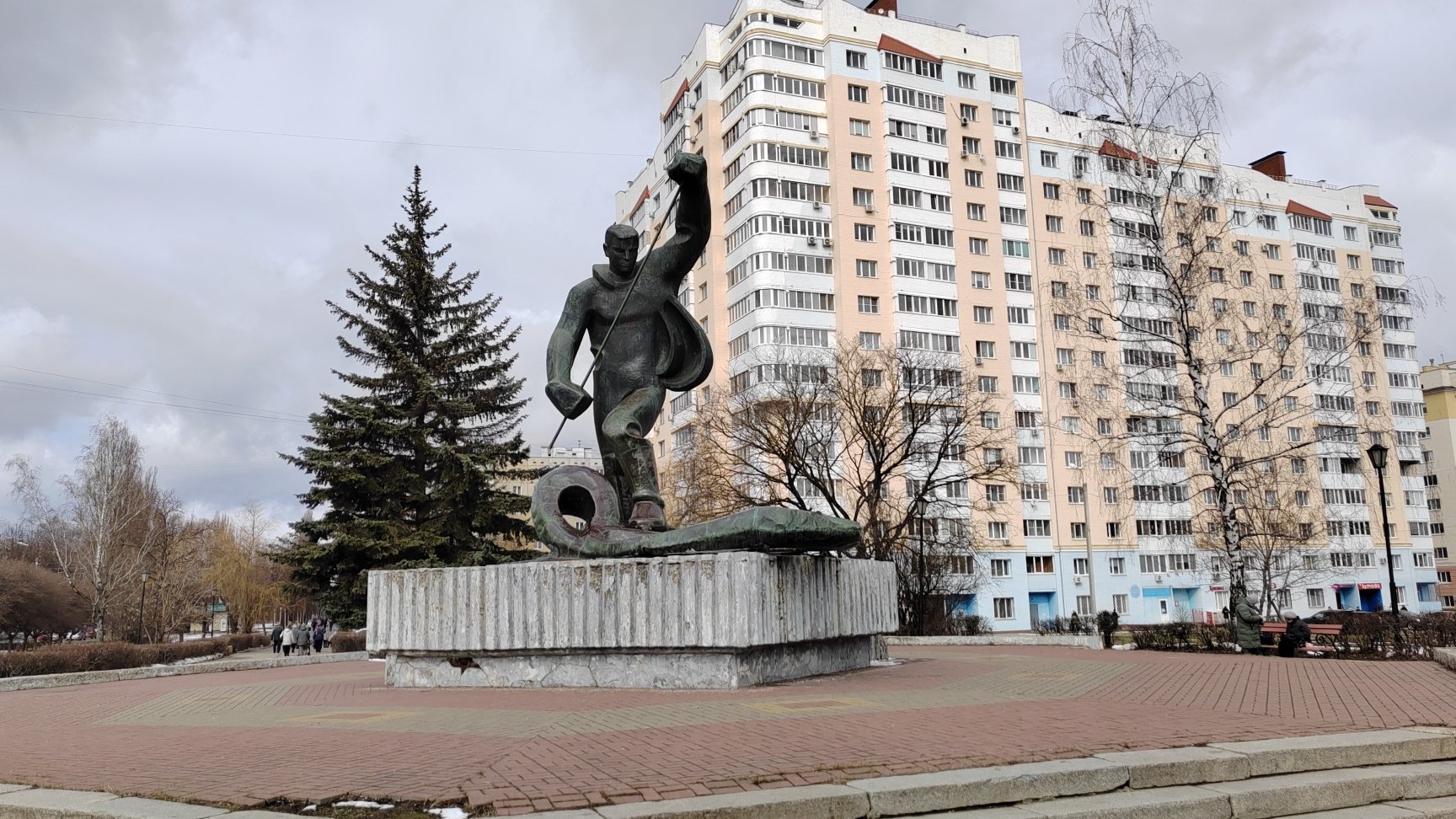 19.03.2025 г Орел/Микрорайон СПЗ/Памятник Алёша Сталевар/Сквер Металлургов