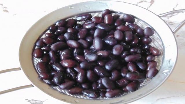 Яичный салат с копченым сыром и фасолью