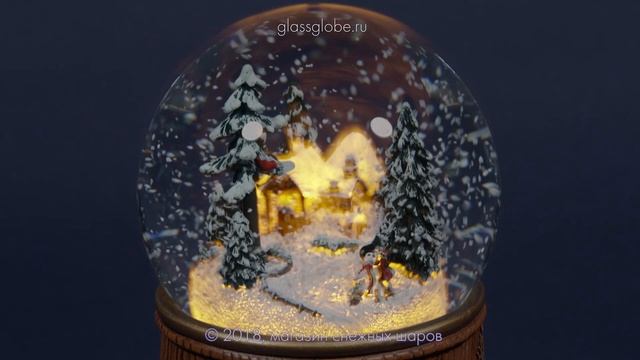 Новогодний стеклянный шар со снегом "Домик в лесу" смотреть онлайн