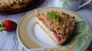 Насыпной пирог с клубникой и творогом