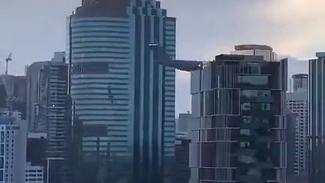 Австралийский Boeing C–17 Globemaster решил пролететь между зданиями в Брисбене во время авиашоу