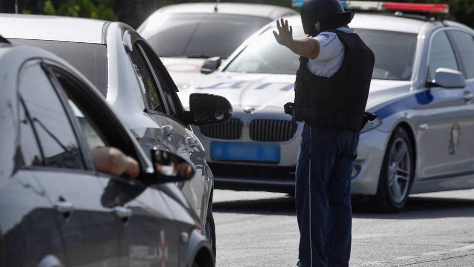 В Севастополе оцепили автостоянку из-за подозрительного свертка
