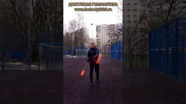 Упражнения с тренировочными поями зимой на игровой площадке (8)