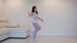 Делаем растяжку, чтобы сесть на шпагат.