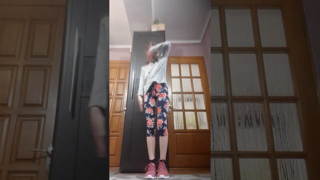 Как научиться делать колесо и стаять на руках🤩🤩🤩 смотреть онлайн