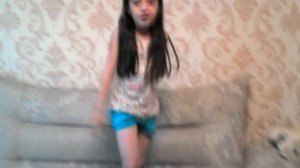 Девочка в 7 лет делает колесо, стоит на руках, садиться на шпагат !