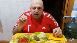 Мукбанг. Котлеты с пюрешкой, лечо, селёдка и сок. Загадочное место Москвы. Голосов овраг.