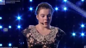 Девушка без рук, играет ногами и поёт