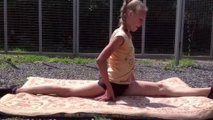 Шпагат видео.  Очень гибкая девушка!