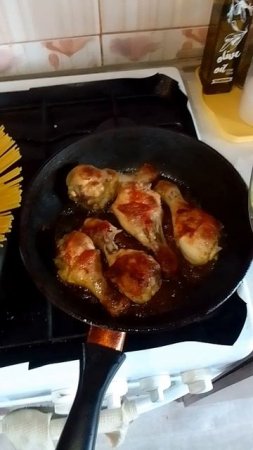 приготовила жареную курочку и спагетти