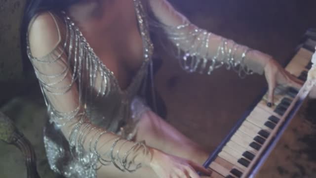 Viki Lee  Вики Ли - Snow Walker