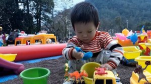 Thanh niên Nam Dương hạ sơn đi chơi xúc cát | Nhạc thiếu nhi sôi động | DŨNG NGUYỄN KID