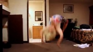 девушка делает сальто назад.mp4