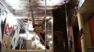 Pole Dance l Арбалет, выход в шпагат