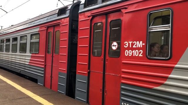 ЭТ2М-091 «Ижорский Батальон» Сообщением Санкт-Петербург - Будогощь отправляется с о.п. Фарфоровская