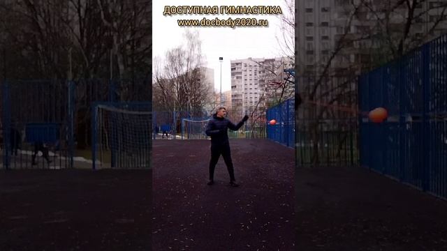 Упражнения с тренировочными поями зимой на игровой площадке (10)