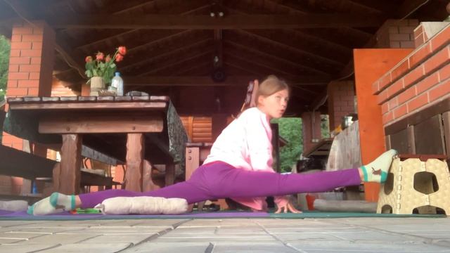 Моя растяжка на правый шпагат