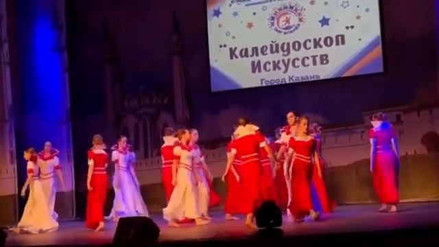 Номер “Красная королева“ Шпагат прыгает Лера Маленкова смотреть онлайн