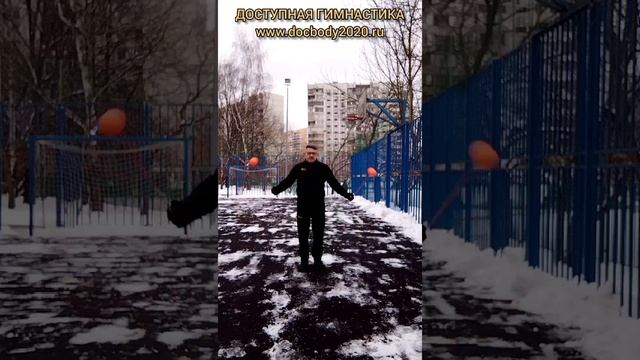 Упражнения с тренировочными поями зимой на игровой площадке (7)