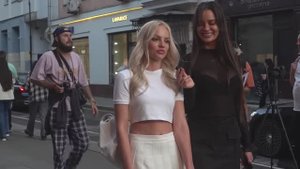 🌟 Танцующие Таблички: Девушки на Патриарших Прудах! 💃🕺 Улыбки, Ритмы и Москва