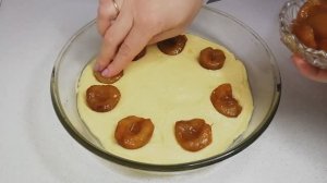 Пирог, который я пеку каждый день из консервированных на зиму ягод. Очень простой.