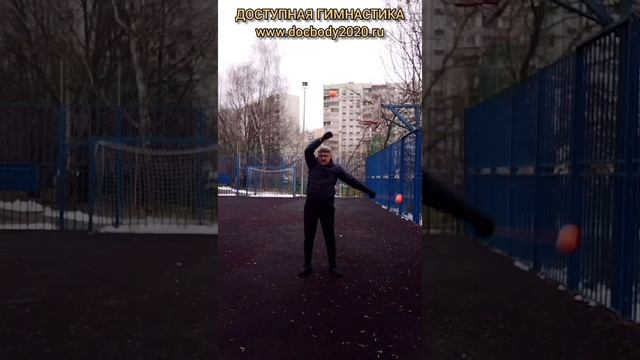 Упражнения с тренировочными поями зимой на игровой площадке (13)