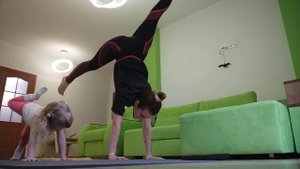 Шпагат и стойка на руках