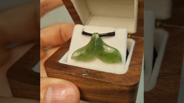 Изящный кулон “Хвост кита” из нефрита от мастерской JADE FOREST. Нежный зеленый оттенок и плавные...