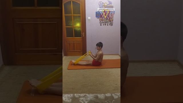 Комплекс упражнений с резинкой. A set of exercises with an elastic band.
