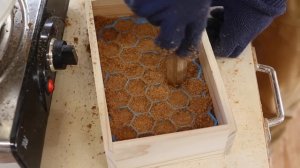 Переработка опилок в таблетки для розжига мастером Ишитани