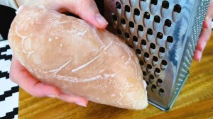 Не размораживаю куриную грудку. Просто натираю на терке и готовлю ужин быстрый ужин