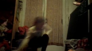 Учу сесть на поперечный шпагат.