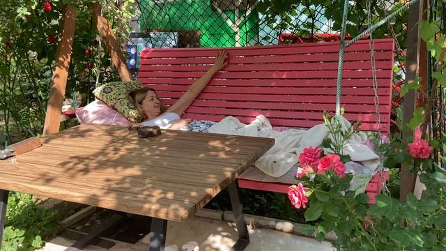 Диван-качели в моём саду для любимой жены